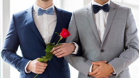 Homosexuelles Paar mit roter Rose. 