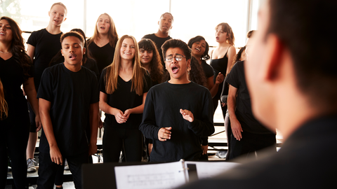 Junge Chorsänger*inne  singen voller Inbrunst.