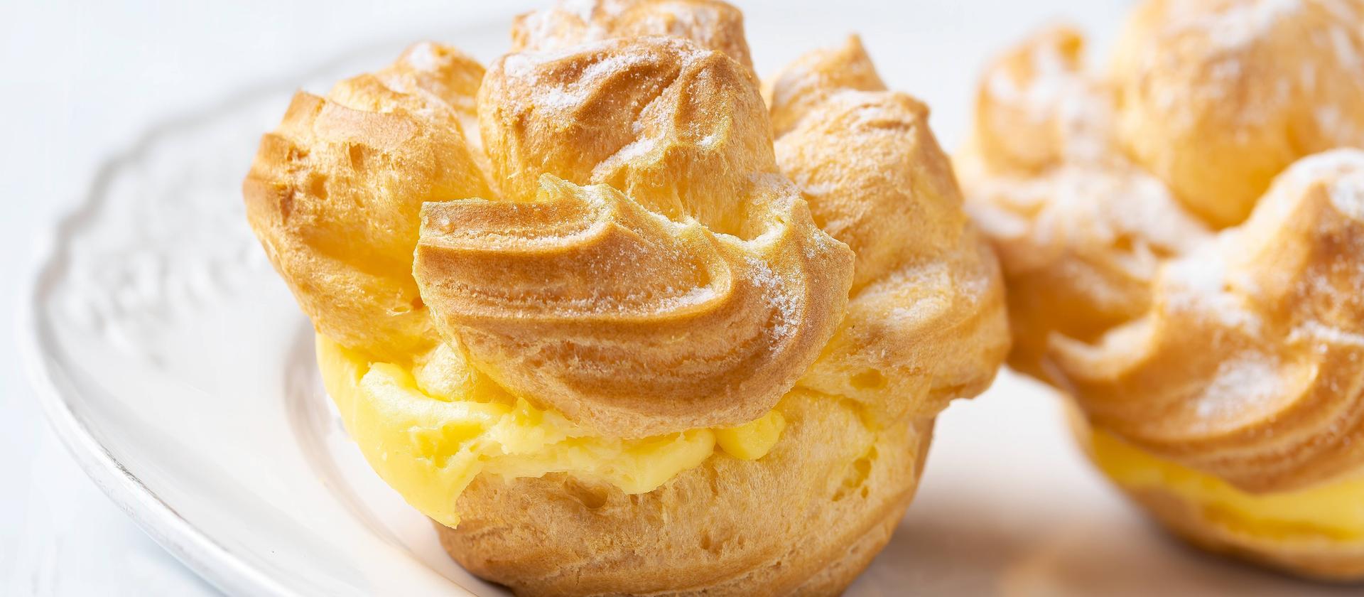 Rezept: Lebkuchenwindbeutel mit Rotweinbirne und Honig-Mohnparfait | hr ...