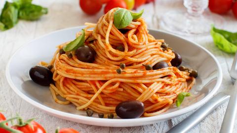 Spaghetti mit Tomatensauce, schwarzen Oliven und Kapern.