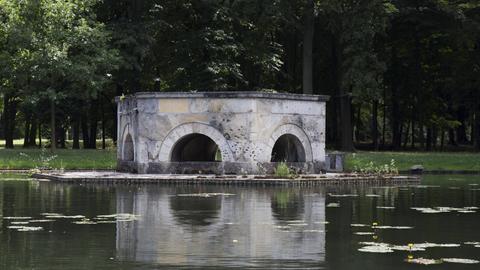 Denkmal im Teich am Schloss Laxemburg in Niederösterreich.