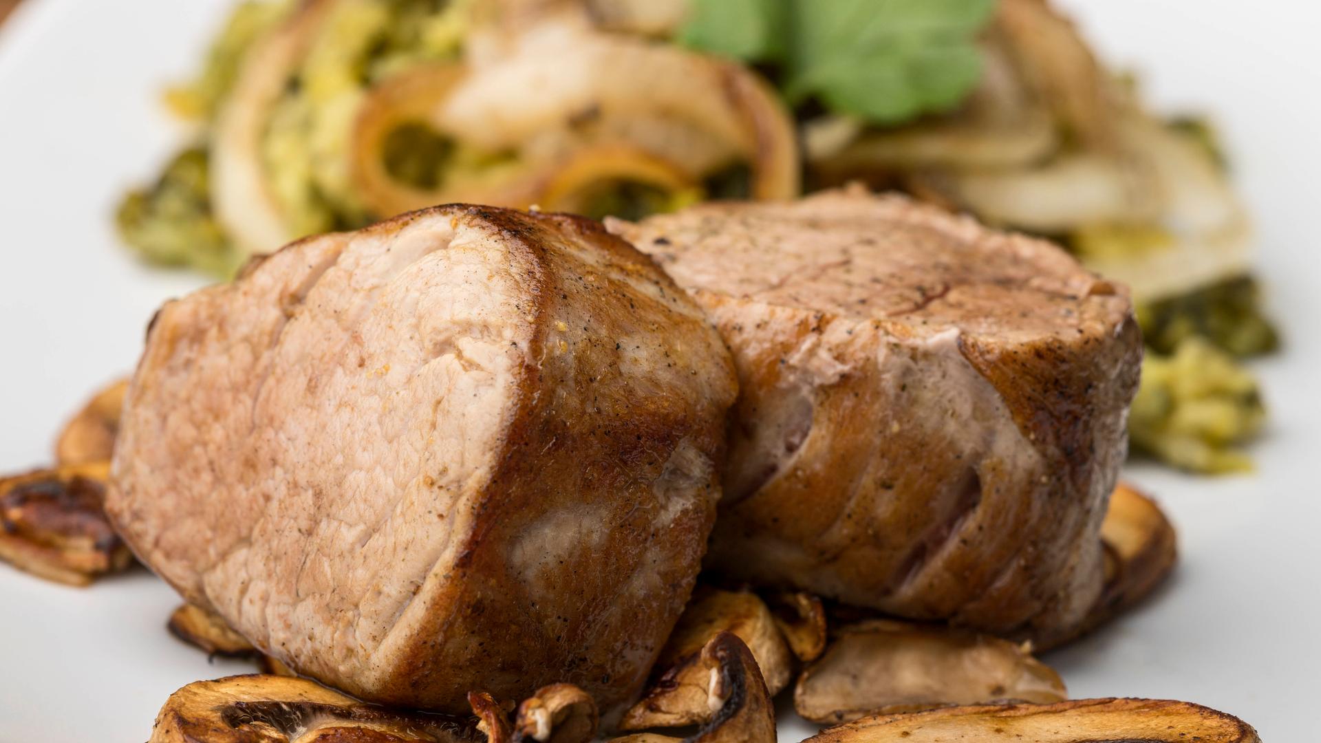 Rezept: Schweinefilet mit gebratenen Steinpilzen | hr-fernsehen.de ...