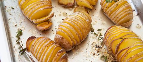 Angeschnittene Kartoffeln, die sogenannten Hasselback Potatoes.