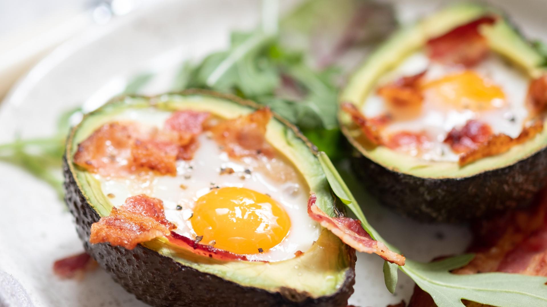 Rezept: Gebackene Avocado mit Ei, Blue Cheese und Bacon | hr-fernsehen ...