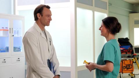 Ein Arzt und eine Krankenschwester unterhalten sich im Krankenhaus.