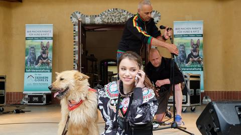 Emma Brückner (Vivien Sczesny) kümmert sich um den Hund einer Patientin, die in der Sachsenklinik liegt. Und nicht nur das: Sie hat auch die Organisation einer Spendenveranstaltung für ein Leipziger Tierheim übernommen.