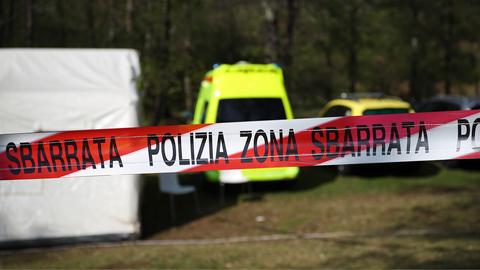 Tatort mit Rettungswagen und Polizei in Italien, davor Flatterband der italienischen Polizei.