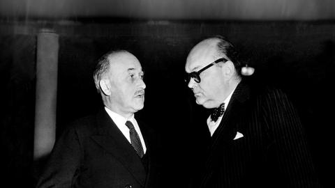 Der Vorsitzende der Hohen Behörde der Europäischen Gemeinschaft für Kohle und Stahl (Montanunion), Jean Monnet (l), im Gespräch mit dem Präsidenten der Montanunion Paul Henri Spaak (r), aufgenommen am 12. September 1952.