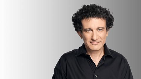 Alain Altinoglu lächelt leicht.