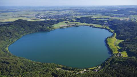 Der Laacher See ist der größte Calderasee in Rheinland-Pfalz. Noch heute finden vulkanische Tätigkeiten in Form von Ausgasungen statt. 