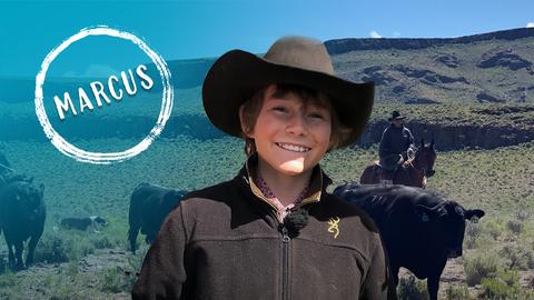 Portrait von Marcus. Im Hintergrund ist ein Cowboy auf einem Pferd zu sehen, der Rinder einfängt. 