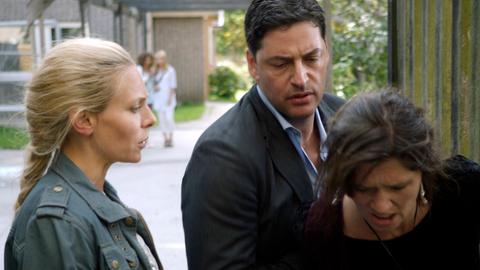 Maria Wern (Eva Röse, links) und ihr Kollege Patrik Hedlund (Reuben Sallmander) verhaften die verdächtige Anneli Berggren (Lena Carlsson).