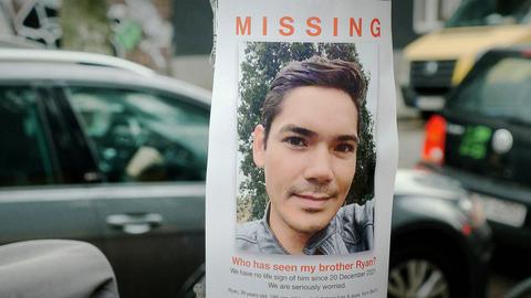 Private Suche nach Ryan / Flyeraktion an einer Straßenlaterne in Berlin.