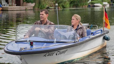 Ein Mann und eine Frau in einem Motorboot