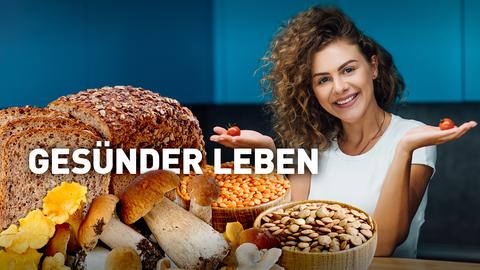 Eine Frau hält glücklich zwei kleine Tomaten in den erhobenen Händen. Vor ihr sind ein geschnittenes Laib Brot, mehrere Pilze und Hülsenfrüchte zu sehen. Text: Gesünder leben.