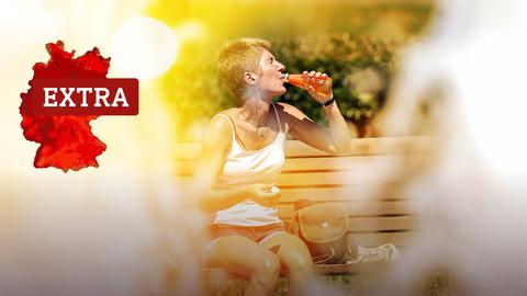 Eine knapp bekleidete Frau sitzt in der Sommerhitze auf einer Bank und trinkt durstig aus einer Flasche. Neben ihr eine geografische Deutschlandkarte, die rot eingefärbt ist. Text: Extra