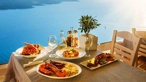 Ein gedeckter Tisch für Zwei mit Blick aufs Meer.