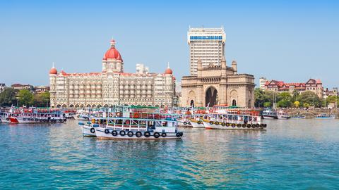 Das Luxushotel "Taj Mahal Palace" (l.) und der indo-sarazenische Triumpfbogen (r.) in Mumbai. 