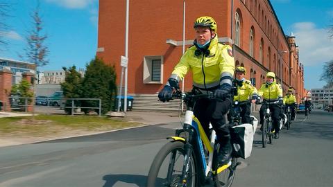 Mehrere Polizisten auf dem Fahrrad