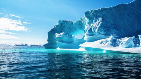 Ein aus dem Meer herausragender Eisberg in der Nordwestpassage.