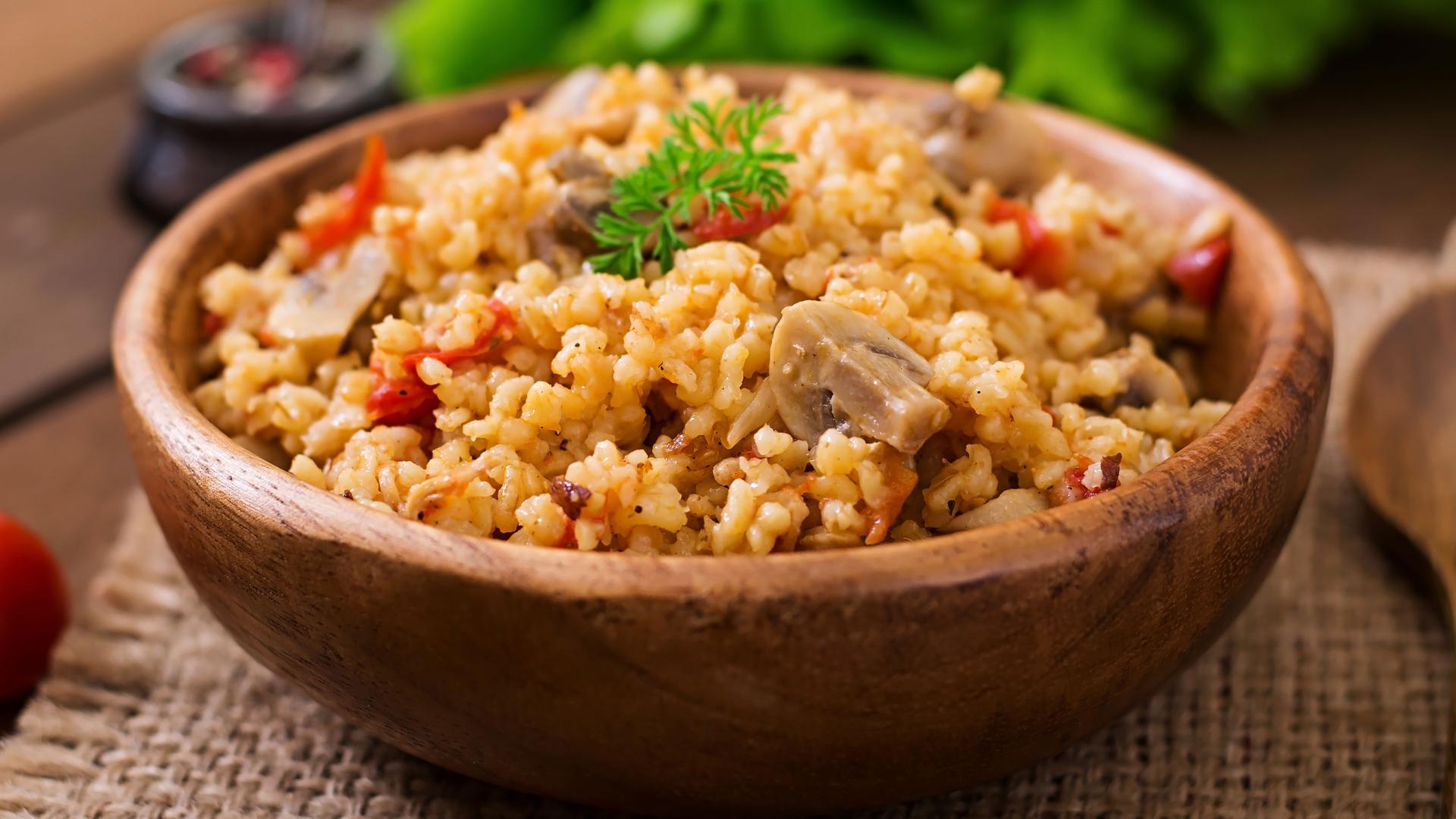 Rezept: Maishähnchen mit pikantem Bulgur-Salat in der Ananas | hr ...