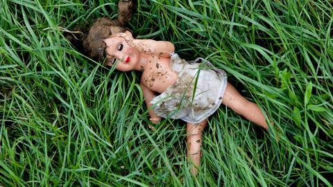 Puppe im Gras 