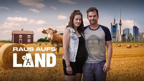 Eine schwangere  Frau und ihr Mann auf einem Feld mit Heuballen. Links von ihnen Text: "Raus aufs Land". Im Hintergrund eine Kuh, ein Haus, die Frankfurter Skyline und der Berliner Fernsehturm.