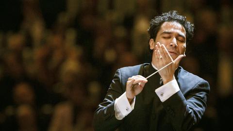 Ein Dirigent dirigiert sein Orchester