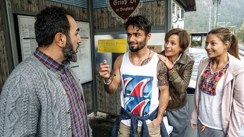 Toni versucht die Heiratspläne seiner Tochter Franzi (Lena Meckel) und Osman (Aram Arami) zu torpedieren und hat sich unter dem Bett versteckt.