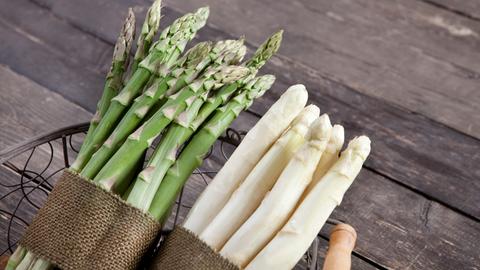 Spargel grün und weiß