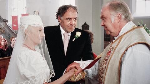 Das Ja-Wort vor Gott: Ortspfarrer Tobias Hund (Martin Lüttge, re.) traut seinen Bruder Tillmann (Christian Kohlund) mit der neuen Bürgermeisterin Dorothee Auer (Nicole Heesters).