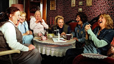 Die Damen sind begeistert von ihrer frivolen Rettungsidee, die die Plötz-Werke sanieren soll (v.l.n.r.): Gisela (Ursula Karusseit), Martha (Brigitte Grothum), Ilse (Gudrun Okras), Moni (Sonja Kirchberger), Romiana (Teresa Hader) und Ilona (Anna Böttcher).