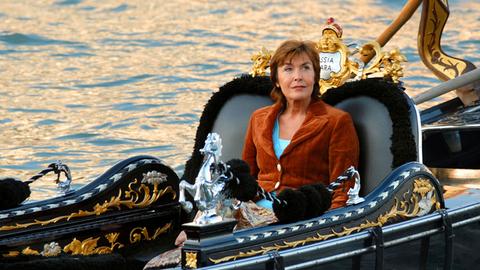 Katharina (Thekla Carola Wied) sitzt in einer Gondoliére in Venedig.