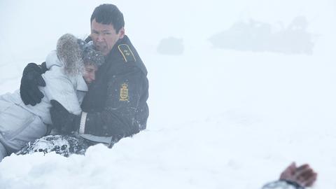 Zwei Personen sind in einem Schneesturm