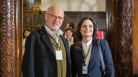 Tierärztin Susanne Mertens (Elisabeth Lanz, r.) hat auf dem internationalen Kongress für Zoo- und Wildtierärzte eine vielbeachtete Grundsatzrede gehalten. Ihr alter Mentor und Wiener Professor August Oberstaller (Hannes Gastinger, l.) freut sich mit seiner früheren Lieblingsstudentin über den Erfolg – nicht ohne Hintergedanken.