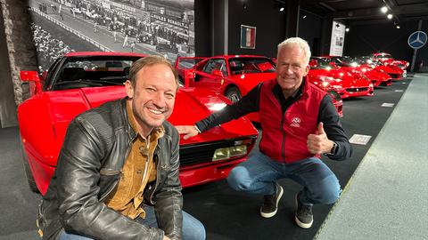 Städtetrip-Moderator Tobi Kämmerer glücklich vor einem roten Ferrari im Nationalen Automuseum “The Loh Collection”.