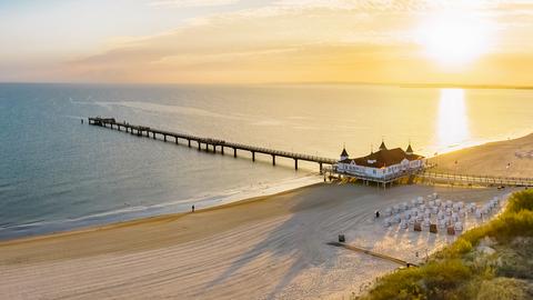 Luftbild bei Sonnenaufgang am Ahlbecker Strand mit der Seebrücke.