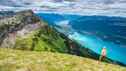 Wanderer geniesst Aussicht auf Interlaken und Brienzersee